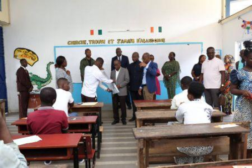 A Costa do Marfim acelera o recrutamento de 2000 professores de ci&ecirc;ncias