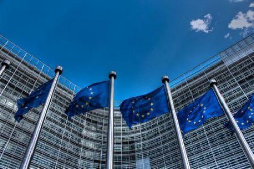A UE lan&ccedil;a um plano de 25 mil milh&otilde;es de euros para acelerar a transi&ccedil;&atilde;o energ&eacute;tica no Mediterr&acirc;neo