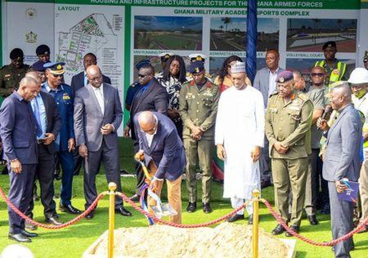Gana: John Mahama lan&ccedil;a a constru&ccedil;&atilde;o de 2.000 habita&ccedil;&otilde;es para as For&ccedil;as Armadas