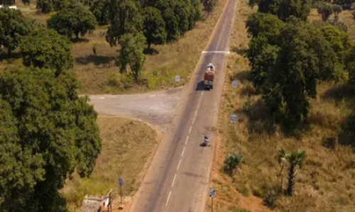 Chade: in&iacute;cio da asfaltagem de um eixo rodovi&aacute;rio de 381 km para diversificar o acesso aos portos.