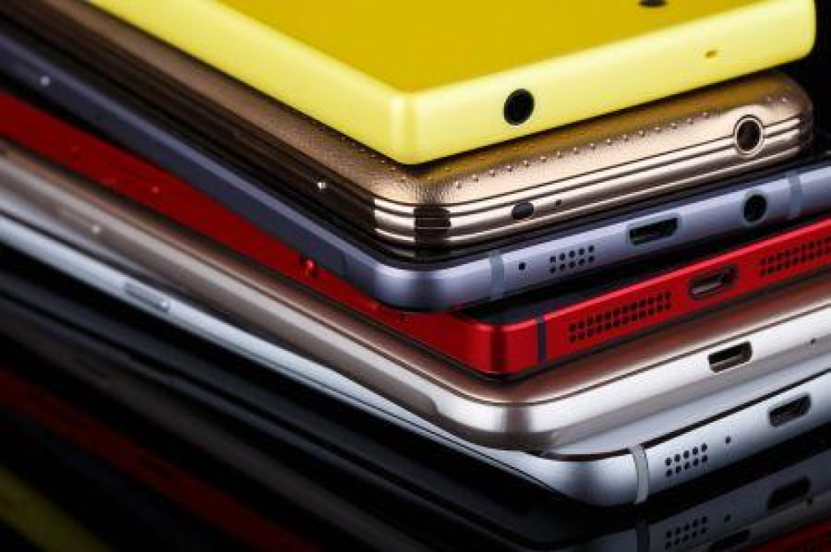 Qu&eacute;nia: USB-C torna-se obrigat&oacute;rio num contexto de novas taxas sobre os smartphones