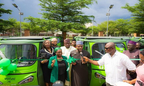 Nig&eacute;ria lan&ccedil;a 240 triciclos el&eacute;tricos solares para facilitar o transporte dos estudantes