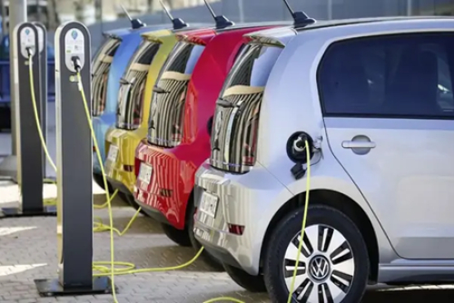 Os autom&oacute;veis el&eacute;tricos prestes a atingir 30% das vendas mundiais em 2026, segundo a AIE