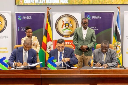 Uganda e Standard Chartered oficializam um empr&eacute;stimo de 136 milh&otilde;es de d&oacute;lares para projetos rodovi&aacute;rios