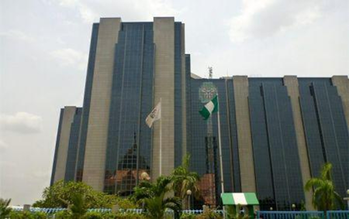 Antes do prazo, o Fidelity Bank e o First Bank atingem o limiar de capital exigido