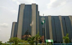 Antes do prazo, o Fidelity Bank e o First Bank atingem o limiar de capital exigido