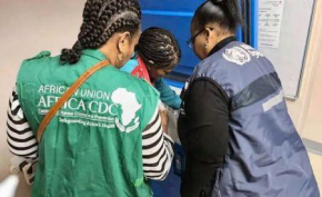 Africa CDC e a OMS mobilizam 518 milh&otilde;es de d&oacute;lares para combater a epidemia de &Eacute;bola.