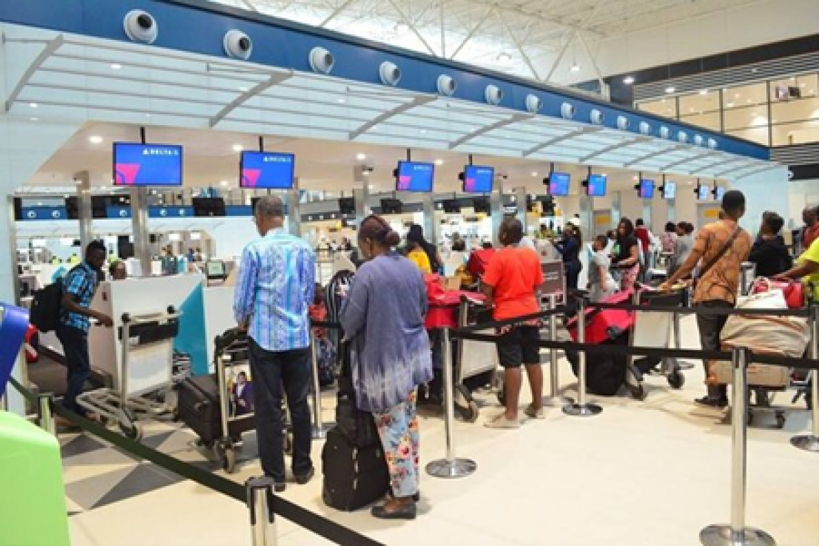 Aumento das taxas aeroportu&aacute;rias no Gana reacende debate sobre o custo do transporte a&eacute;reo