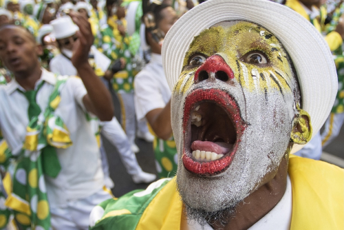 Cape Town Minstrel Carnival assinala o 2 de janeiro, outrora o &uacute;nico dia de descanso concedido &agrave;s pessoas escravizadas