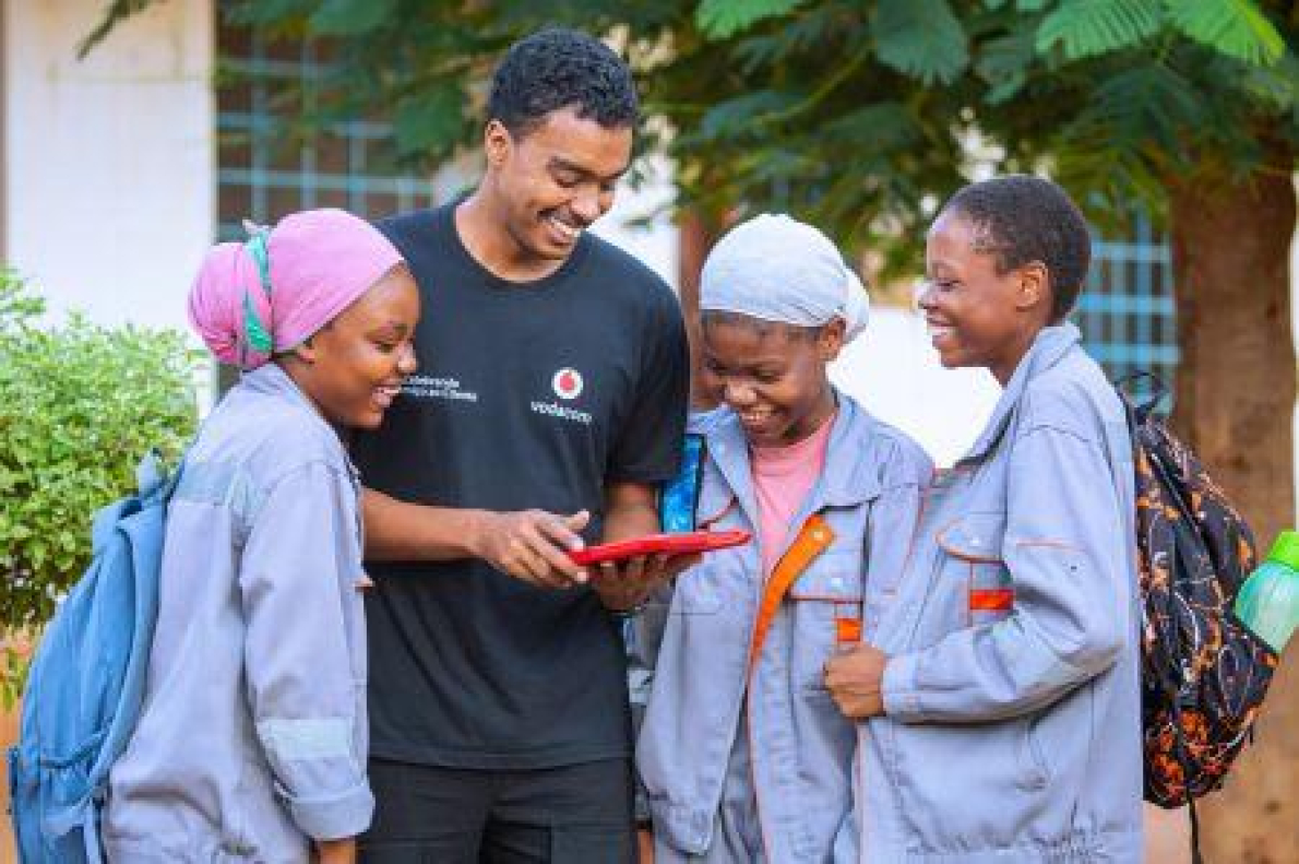 Educa&ccedil;&atilde;o de refugiados em Mo&ccedil;ambique: Vodafone inaugura seis novas salas de aula digitais