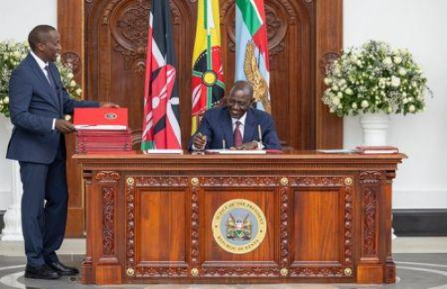 Qu&eacute;nia : o presidente William Ruto promulga tr&ecirc;s novas leis para estimular o investimento.